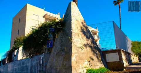 Bari, la misteriosa piramide di Torre a Mare: da decenni si erge sul ciglio di una strada